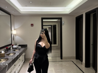 Главная фотография любовницы Адема